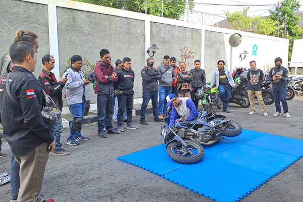 Tips Mendirikan Sepeda Motor Jatuh Ala Honda Istimewa Tips Motor Jatuh